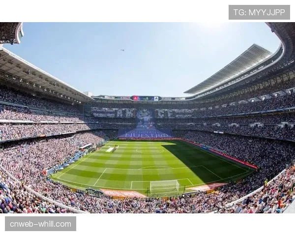 伯纳乌球场观众席出现抗议裁判判罚横幅，VAR争议再成焦点